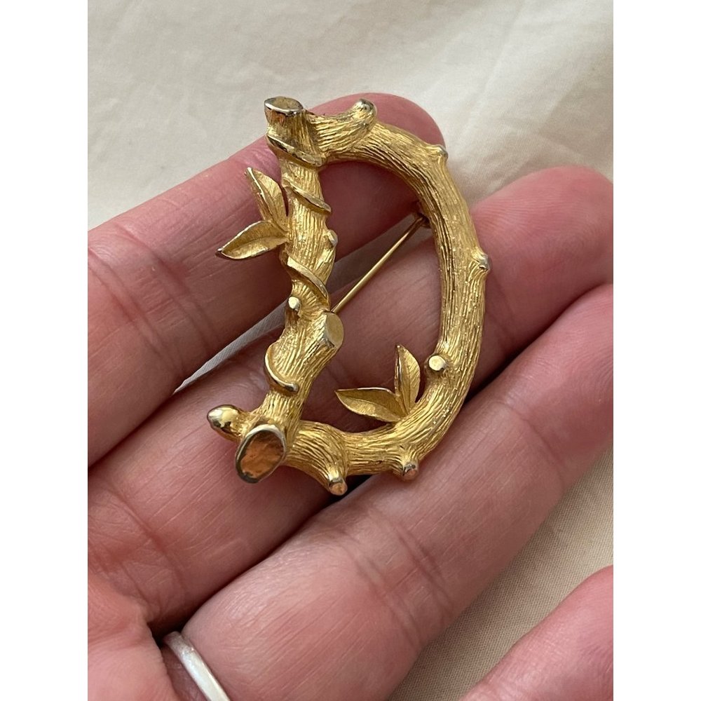 Sarah Coventry Vintage "D" Branches with leaves Design Brushed Gold Tone Brooch - Picture 4 of 12